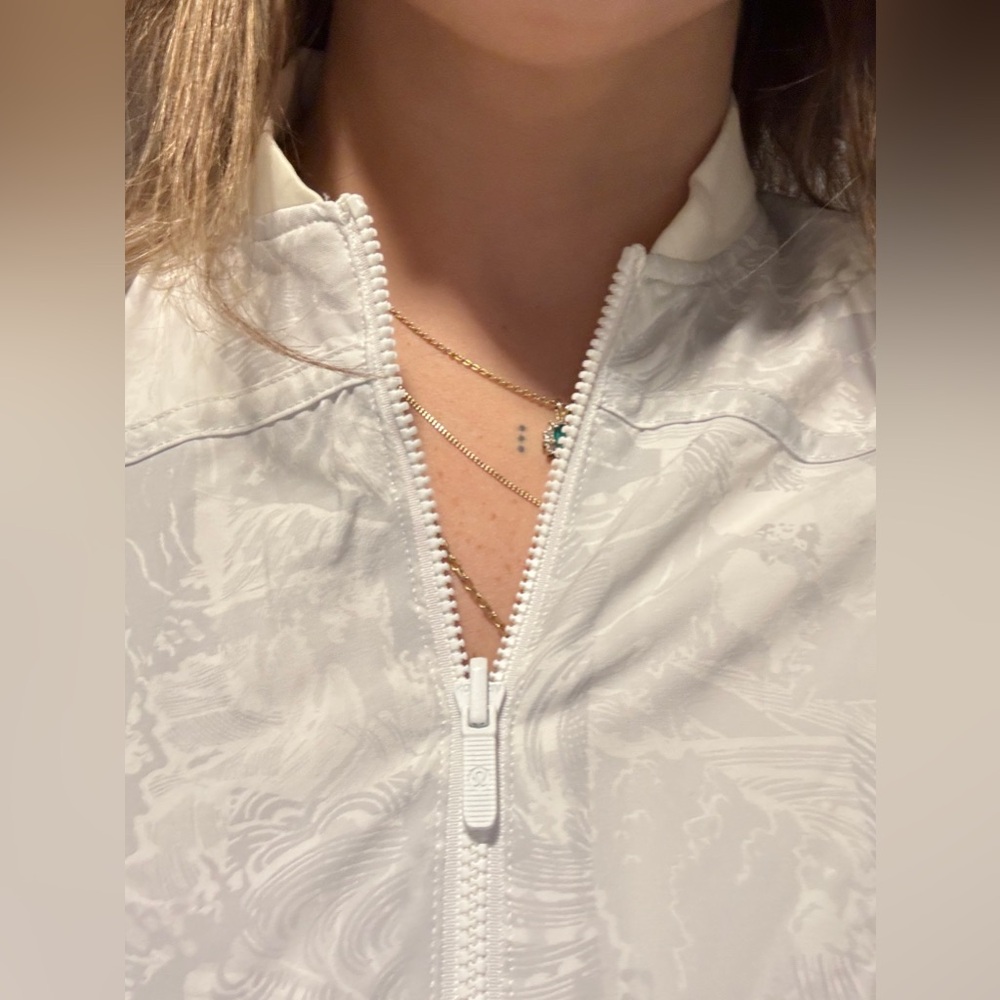Lululemon: Women's Reversible Insulated
Windbreaker Jacket - Picture 5 of 16